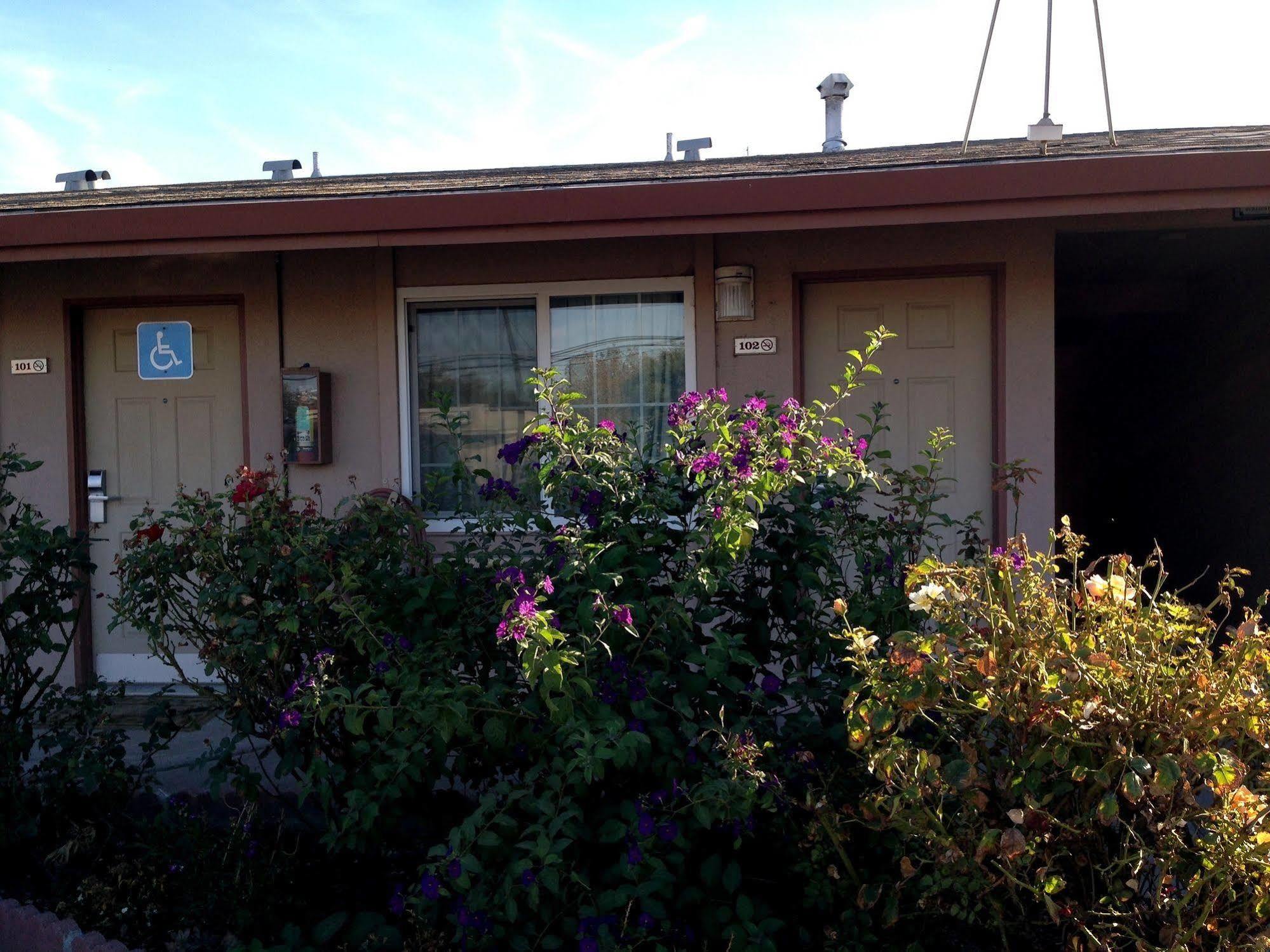 Maple Inn And Suites Los Banos Εξωτερικό φωτογραφία